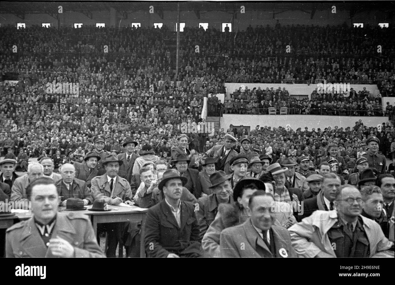 Warszawa, 1947-10-12. Miêdzypañstwowy mecz bokserski Polska-ZSRR (6:10) na stadionie Legii przy ulicy £azienkowskiej, który obserwowa³o ok. 25 tys. widzów. Nz. publicznoœæ i sêdziowie ogl¹daj¹ walkê zawodników wagi piórkowej Aleksego Antkiewicza i Kniaziewa. wb/gr PAP Warsaw, Oct. 12, 1947. A Poland-Soviet Union boxing match (6:10) held at the Legia stadium on Lazienkowska Street, with some 25 thousand spectators. Pictured: the audience and referees watching a fight of featherweight competitors Aleksy Antkiewicz and Knazev. wb/gr PAP Stock Photo