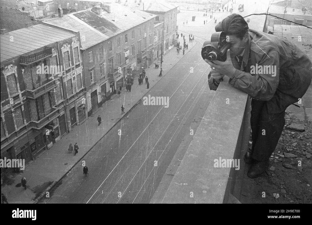 Warszawa, 1947-10-12. Kamerzysta Polskiej Kroniki Filmowej (PKF) na dachu jednego z budynków przy ulicy Marsza³kowskiej. W tle skrzy¿owanie z Alejami Jerozolimskimi. wb/gr  PAP      Warsaw, Oct. 12, 1947. Cameraman of Polish Newsreel on a roof of a building on Marszalkowska Street.   wb/gr  PAP Stock Photo