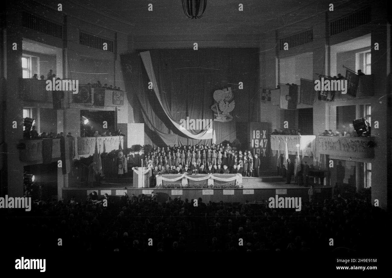 Warszawa, 1947-10-18. Pierwszy dzieñ dwudniowego kongresu Towarzystwa PrzyjaŸni Polsko-Radzieckiej w sali teatru Roma. Nz. przemówienie wstêpne ministra sprawiedliwoœci Henryka Œwi¹tkowskiego. W g³êbi, za sto³em prezydialnym stoi chór harcerski. wb/gr  PAP      Warsaw, Oct. 18, 1947. The first day of a two-day congress of Polish-Soviet Friendship Society in Roma theater. Pictured: Justice Minister Henryk Swiatkowski's address. In the background a scout choir.  wb/gr  PAP Stock Photo