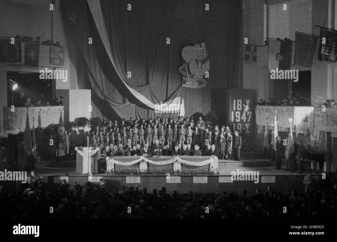 Warszawa, 1947-10-18. Pierwszy dzieñ dwudniowego kongresu Towarzystwa PrzyjaŸni Polsko-Radzieckiej w sali teatru Roma. Nz. przemówienie wstêpne ministra sprawiedliwoœci Henryka Œwi¹tkowskiego. W g³êbi, za sto³em prezydialnym stoi chór harcerski. wb/gr  PAP      Warsaw, Oct. 18, 1947. The first day of a two-day congress of Polish-Soviet Friendship Society in Roma theater. Pictured: Justice Minister Henryk Swiatkowski's address. In the background a scout choir.  wb/gr  PAP Stock Photo