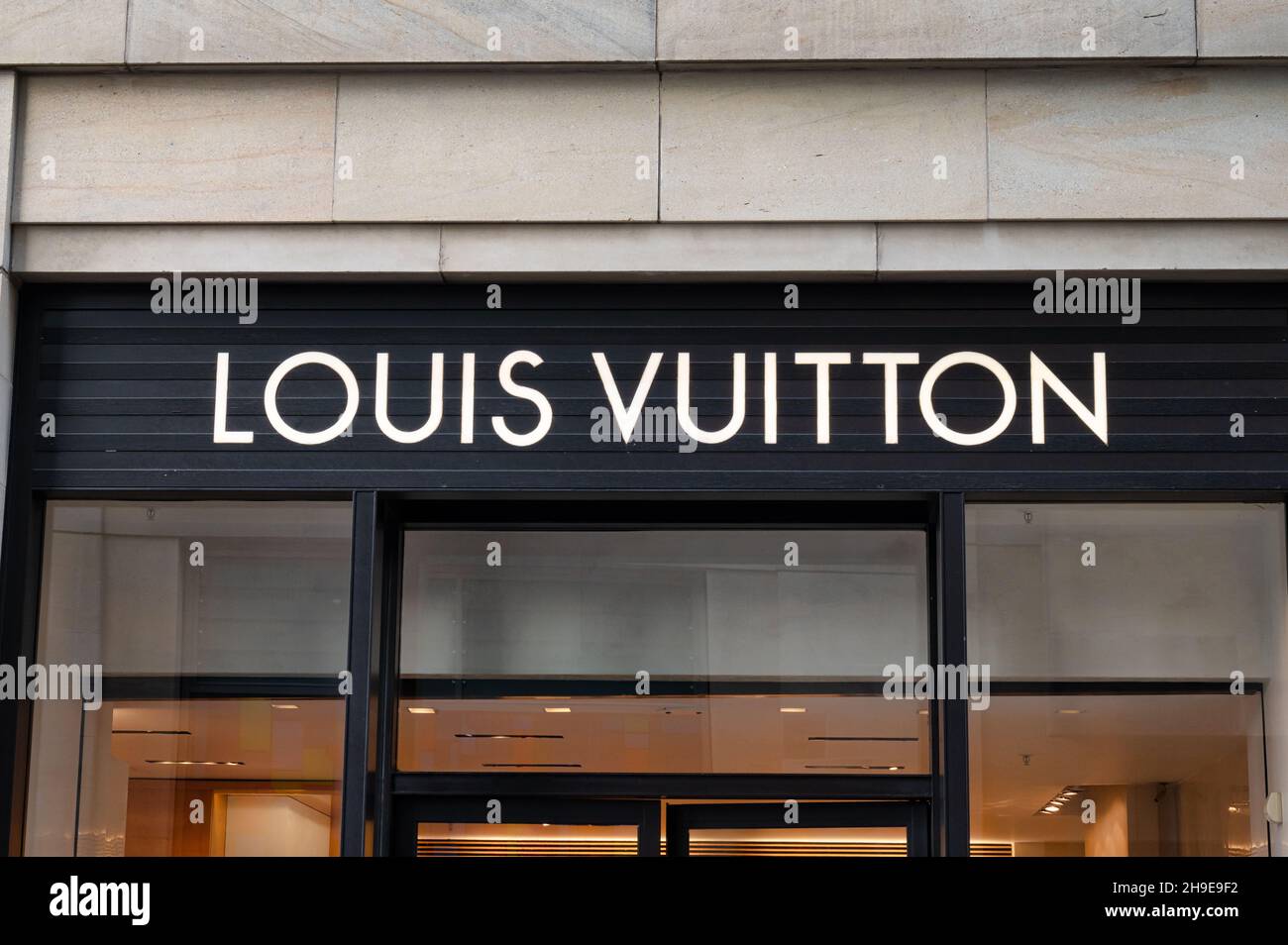 Louis vuitton storefront hi-res stock photography and images - Alamy