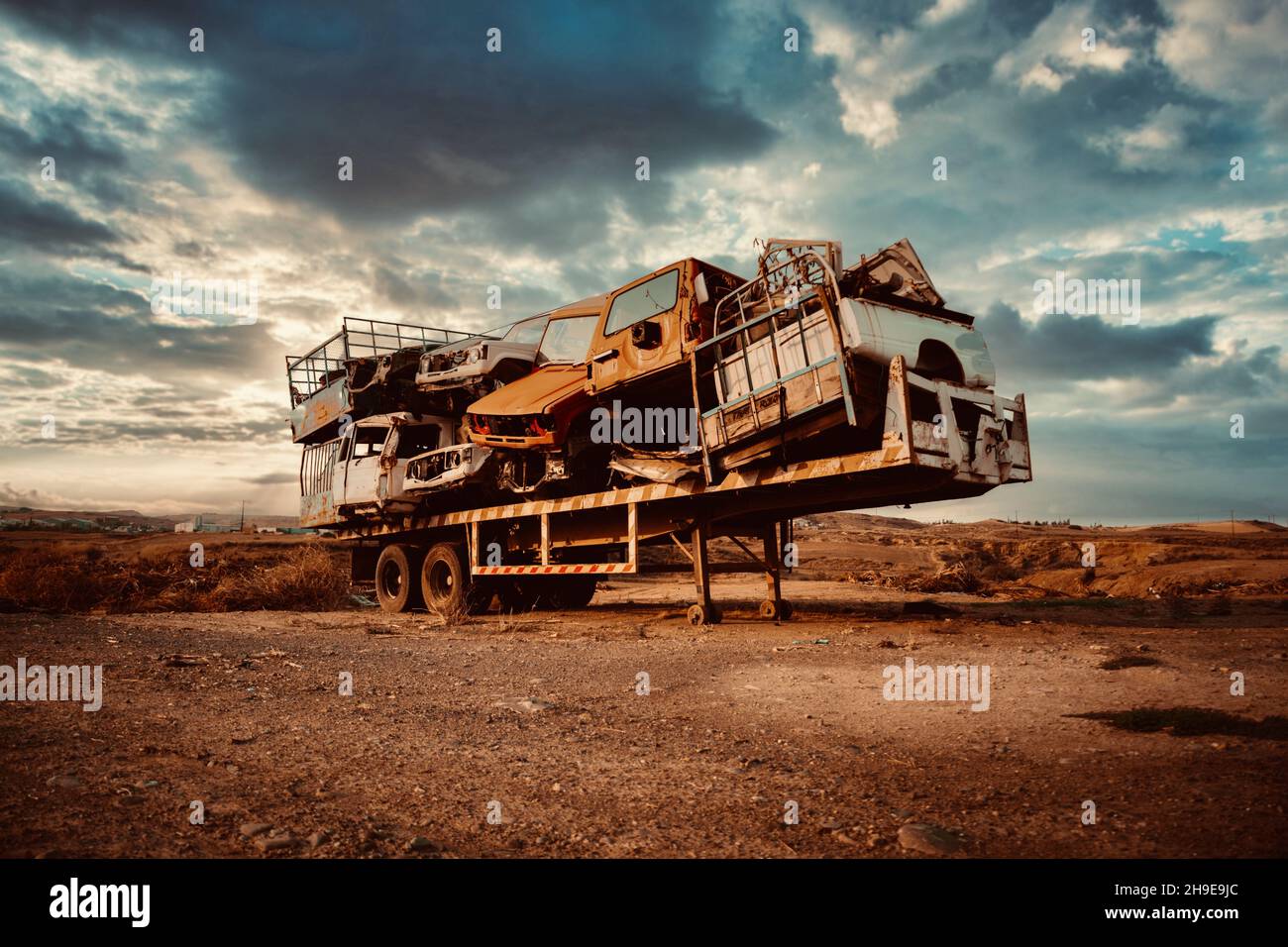 Old damaged cars hi-res stock photography and images - Alamy