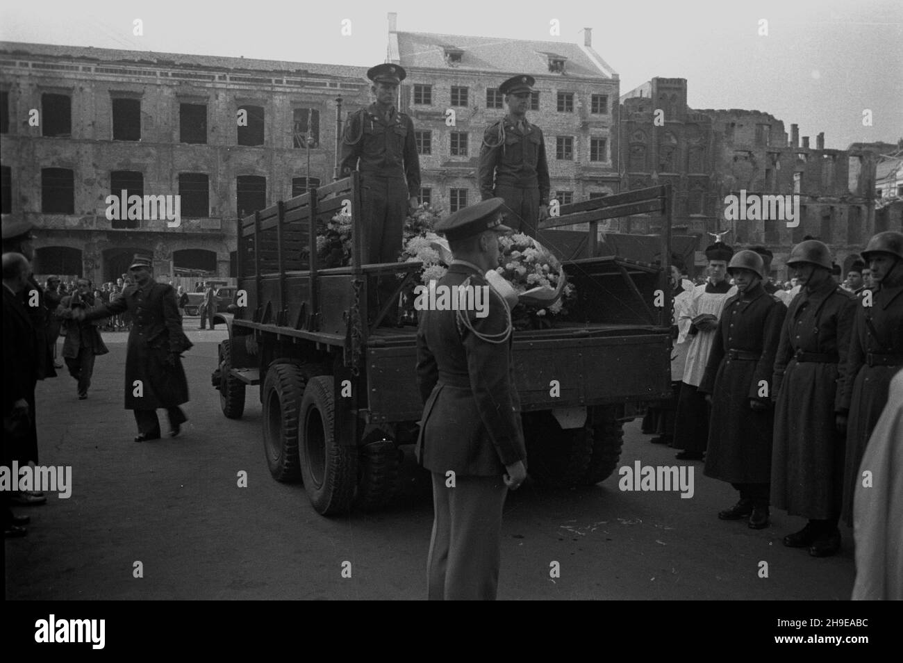 Warszawa, 1947-10-18. Uroczystoœci po mszy ¿a³obnej przed koœcio³em pw. Wniebowziêcia NMP i œw. Józefa Oblubieñca (koœció³ Karmelitów, koœció³ pokarmelicki) przy Krakowskim Przedmieœciu, dla uczczenia pamiêci 75 lotników amerykañskich poleg³ych na ziemiach polskich podczas II wojny œwiatowej. Nz. przed koœcio³em symboliczna trumna z prochami poleg³ych lotników na ciê¿arówce.  mb/gr  PAP      Warsaw, Oct. 18, 1947. Ceremonies after the commemorative  mass, celebrated at teh post-Carmelite church on Krakowskie Przedmiescie Street, for 75 U.S. pilots fallen in Poland during WW2. Pictured: in ront Stock Photo