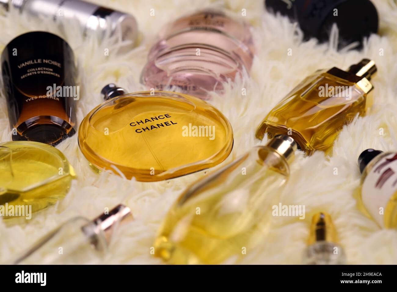 Perfume Bottle Chance Chanel Flowers Yellow Background Flat Lay Copy –  Stock Editorial Photo © rahuldsilva #665680726