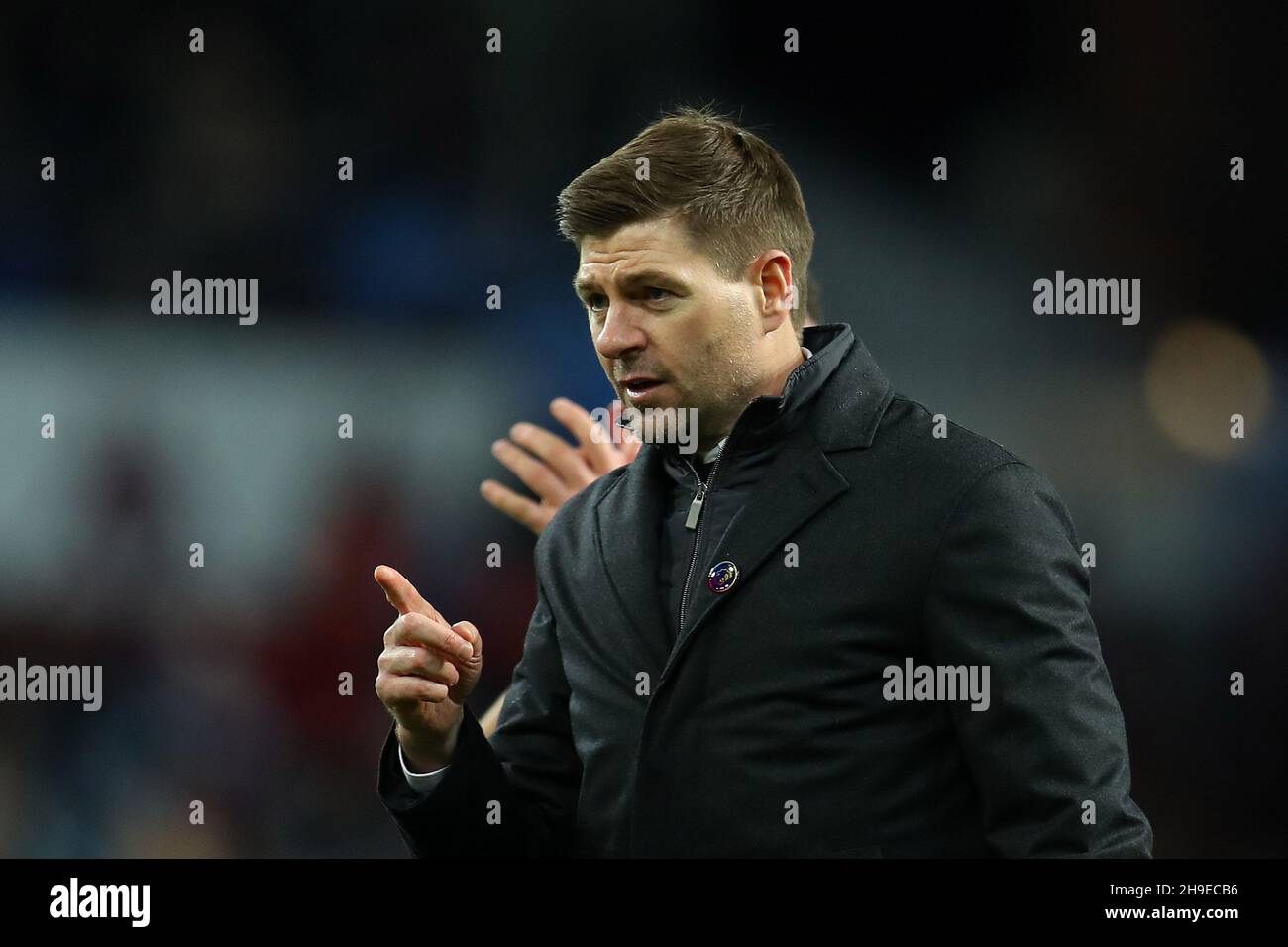 Birmingham, UK. 05th Dec, 2021. Steven Gerrard, the manager of Aston Villa FC pointing his finger. Premier League match, Aston Villa v Leicester City at Villa Park in Birmingham on Sunday 5th December 2021. this image may only be used for Editorial purposes. Editorial use only, license required for commercial use. No use in betting, games or a single club/league/player publications. pic by Andrew Orchard/Andrew Orchard sports photography/Alamy Live news Credit: Andrew Orchard sports photography/Alamy Live News Stock Photo