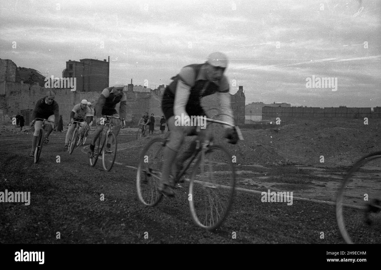 Warszawa, 1947-10-26. Stadion Robotniczego Klubu Sportowego Sarmata przy ul. Wolskiej 77. Nz. zawody kolarskie na ¿u¿lu z udzia³em najlepszych kolarzy stolicy. ps/gr  PAP      Warsaw, Oct. 26, 1947. Stadium of Worker Sports Club Sarmata at 77 Wolska Street. Pictured: a cycling race at a cinder track with the best Warsaw cyclists taking part.  ps/gr  PAP Stock Photo