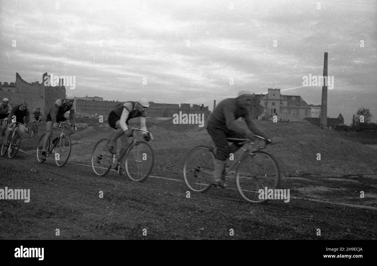 Warszawa, 1947-10-26. Stadion Robotniczego Klubu Sportowego Sarmata przy ul. Wolskiej 77. Nz. zawody kolarskie na ¿u¿lu z udzia³em najlepszych kolarzy stolicy. ps/gr  PAP      Warsaw, Oct. 26, 1947. Stadium of Worker Sports Club Sarmata at 77 Wolska Street. Pictured: a cycling race at a cinder track with the best Warsaw cyclists taking part.  ps/gr  PAP Stock Photo
