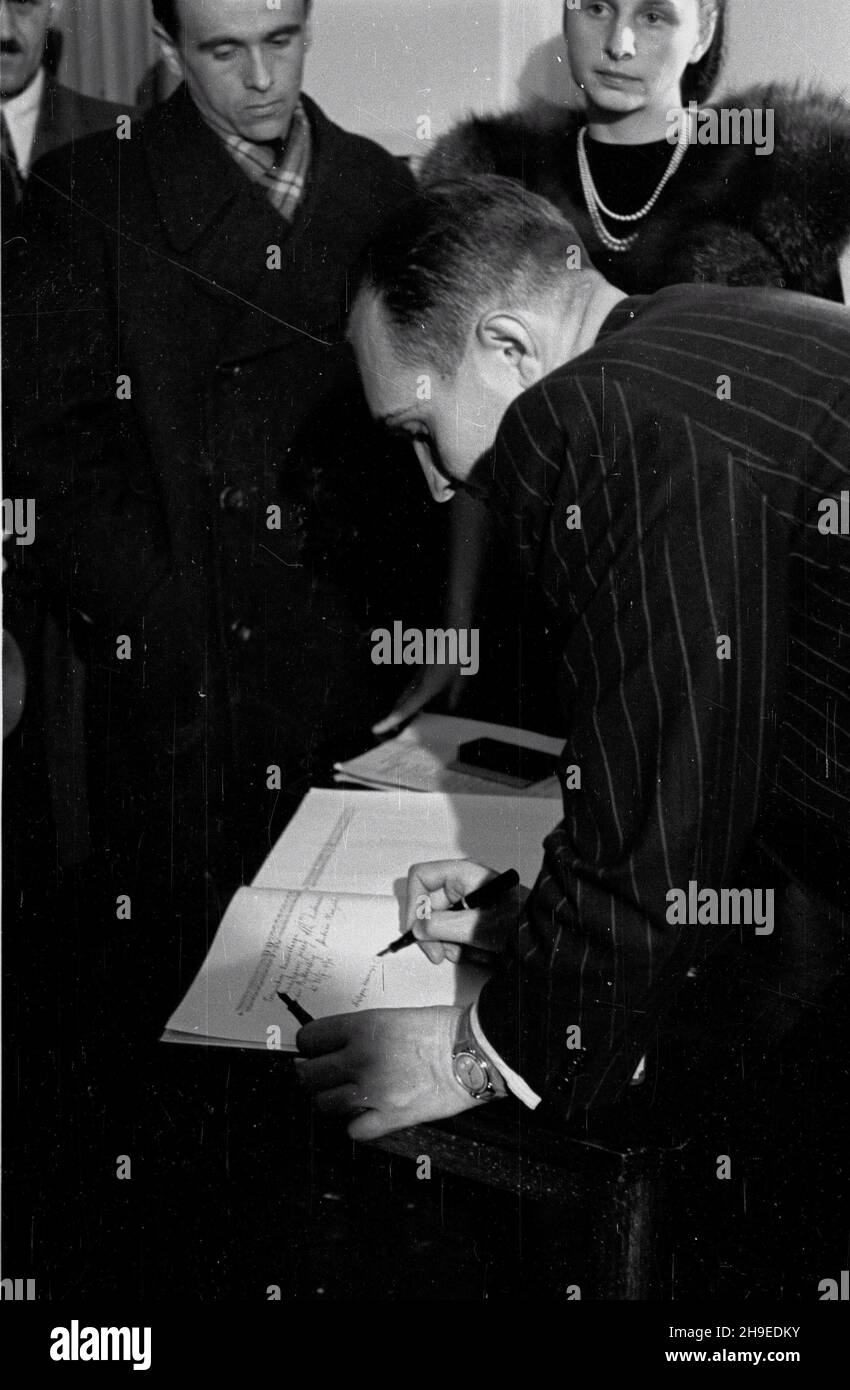Toruñ, 1947-10-26. Otwarcie Radiostacji Polskiego Radia. Nz. wiceminister kultury i sztuki Feliks Widy-Wirski wpisuje siê do ksiêgi goœci. ps/gr  PAP        Torun, Oct. 26, 1947. The opening of the Polish Radio station. Pictured: deputy Minister of Culture and Art Feliks Widy-Wirski signs a visitors' book.  ps/gr  PAP Stock Photo
