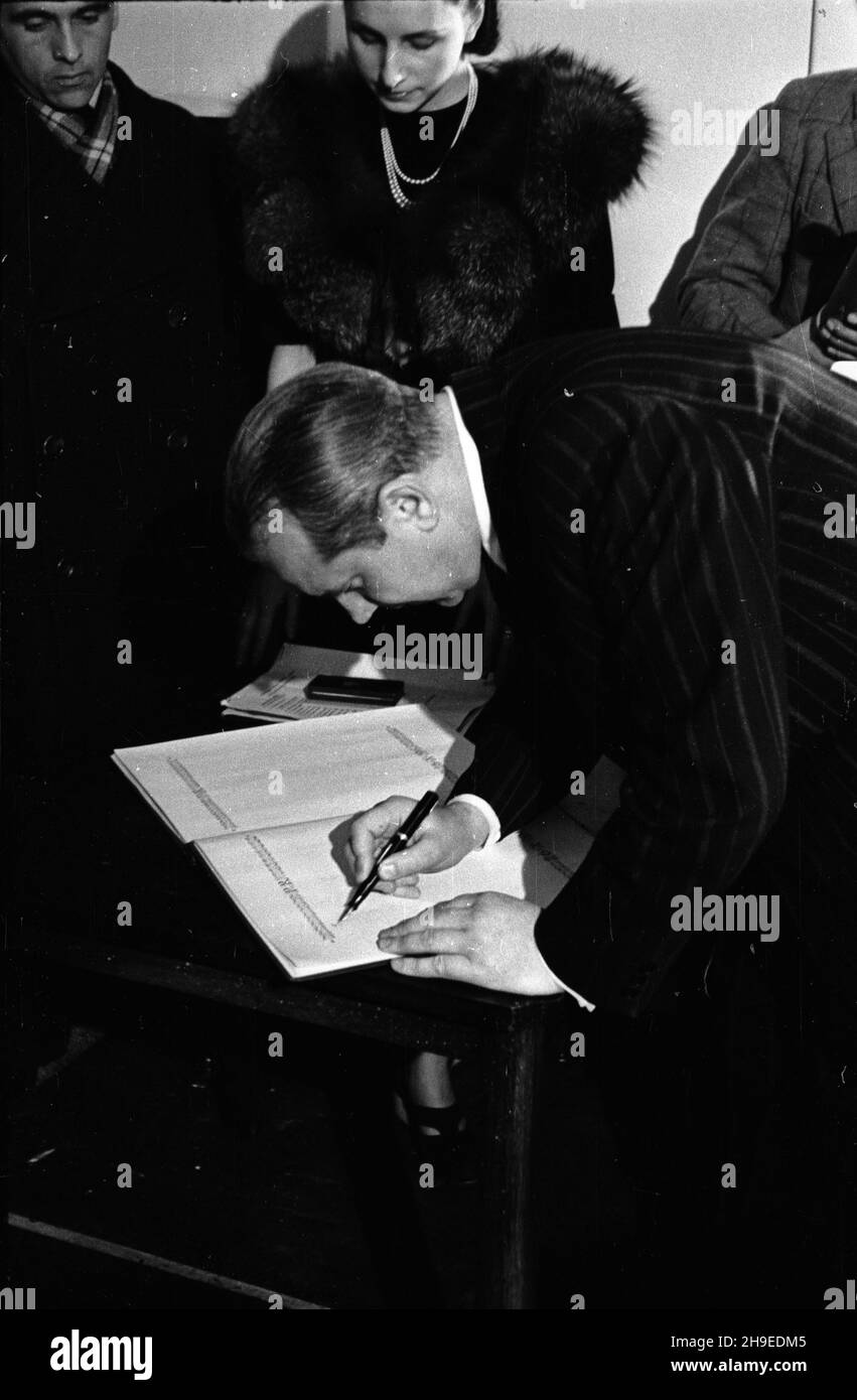 Toruñ, 1947-10-26. Otwarcie Radiostacji Polskiego Radia. Nz. wicepremier Antoni Korzycki wpisuje siê do ksiêgi goœci. ps/gr  PAP        Torun, Oct. 26, 1947. The opening of the Polish Radio station. Pictured: deputy PM Antoni Korzycki signs a visitors' book.  ps/gr  PAP Stock Photo