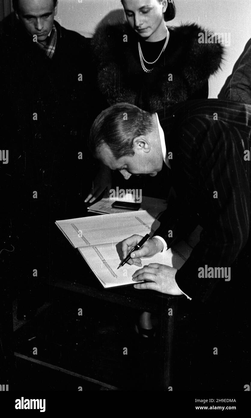 Toruñ, 1947-10-26. Otwarcie Radiostacji Polskiego Radia. Nz. wicepremier Antoni Korzycki wpisuje siê do ksiêgi goœci. ps/gr  PAP        Torun, Oct. 26, 1947. The opening of the Polish Radio station. Pictured: deputy PM Antoni Korzycki signs a visitors' book.  ps/gr  PAP Stock Photo