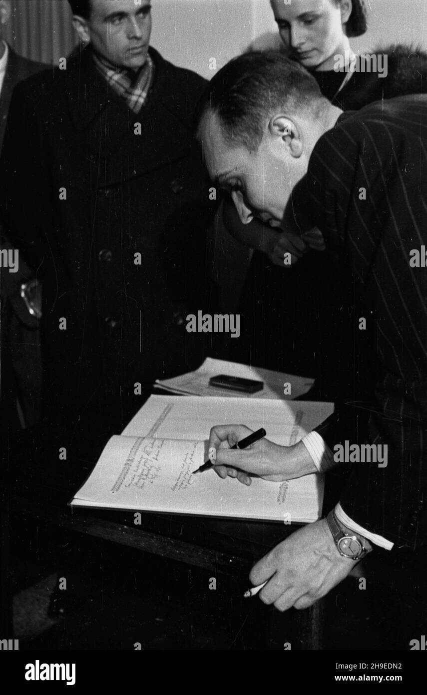 Toruñ, 1947-10-26. Otwarcie Radiostacji Polskiego Radia. Nz. wiceminister kultury i sztuki Feliks Widy-Wirski wpisuje siê do ksiêgi goœci. ps/gr  PAP        Torun, Oct. 26, 1947. The opening of the Polish Radio station. Pictured: deputy Minister of Culture and Art Feliks Widy-Wirski signs a visitors' book.  ps/gr  PAP Stock Photo