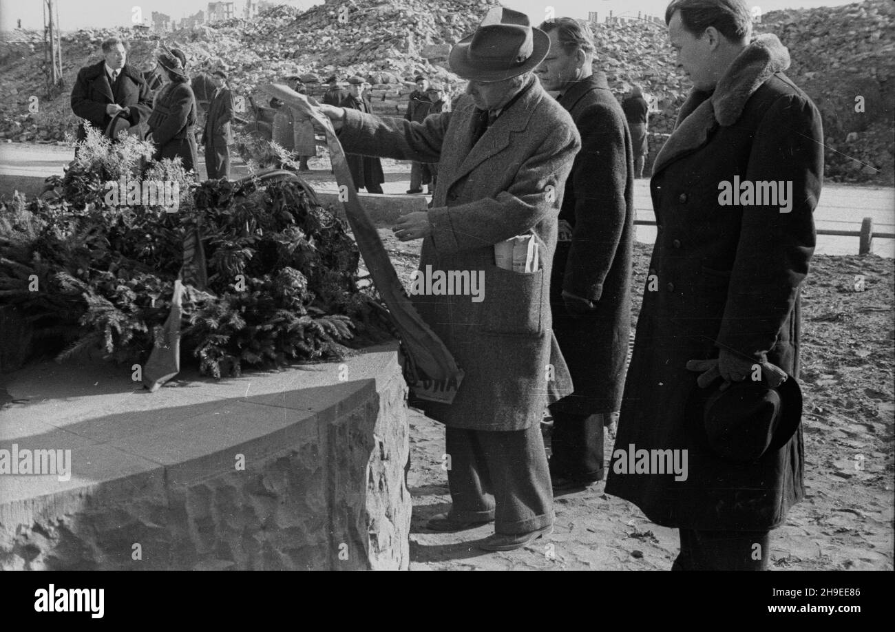Warszawa, 1947-10-28. Wizyta radzieckich pisarzy w Polsce. Nz. m.in. Ilia Erenburg (w kapeluszu), Aleksandr Twardowskij (P) przed p³yt¹ ku czci bojowników getta u zbiegu ulic Zamenhofa i Gêsiej. ps/gr  PAP      Warsaw, Oct. 28, 1947. A visit of Soviet writers in Poland. Pictured: Ilia Erenburg (in a hat), Aleksandr Twardowskij (right) in front of the plaque in honour of ghetto fighters on the corner of Zamenhofa and Gesia Streets.  ps/gr  PAP Stock Photo