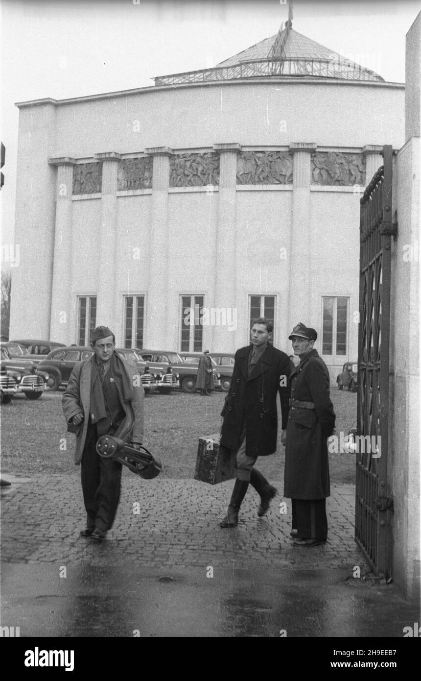 Warszawa, 1947-10-29. Operatorzy Polskiej Kroniki Filmowej (PKF) W³adys³aw Forbert (L) i Mieczys³aw Wiesio³ek wychodz¹ z Sejmu przy ulicy Wiejskiej. ps/gr PAP Warsaw, Oct. 29, 1947. Cameramen of the Polish Newsreel (PKF) Wladyslaw Forbert (from left) and Mieczyslaw Wiesiolek leave the Sejm building on Wiejska Street. ps/gr PAP Stock Photo