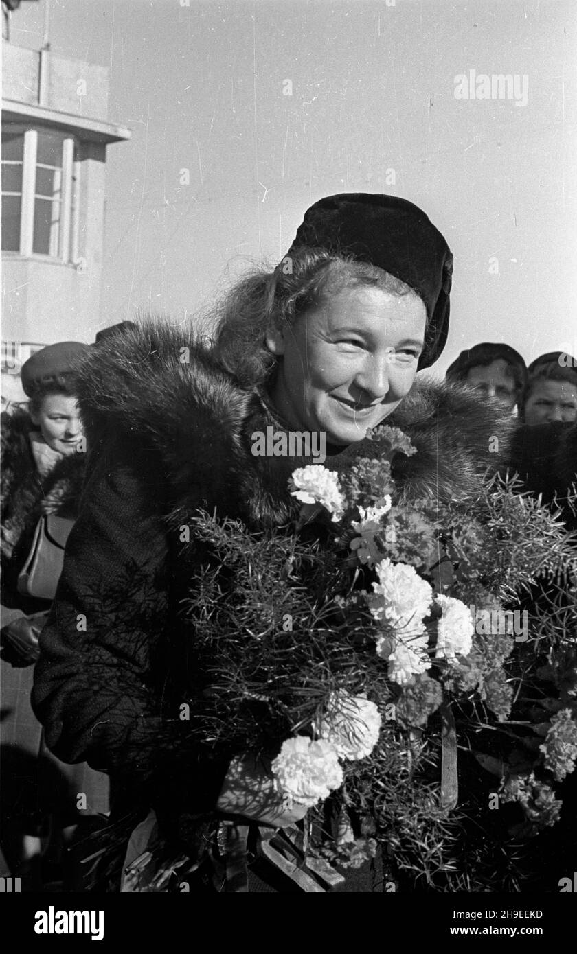 Warszawa, 1947-10-30. Wizyta Antyfaszystowskiego Komitetu Kobiet Radzieckich w Polsce. Nz. dzia³aczka komitetu podczas powitania na lotnisku Okêcie. ps/gr  PAP      Warsaw, Oct. 30, 1947. A visit of the Anti-Nazi Committee of Soviet Women to Poland. Pictured: a Soviet activist during the welcoming ceremony at the Okecie airport.   ps/gr  PAP Stock Photo