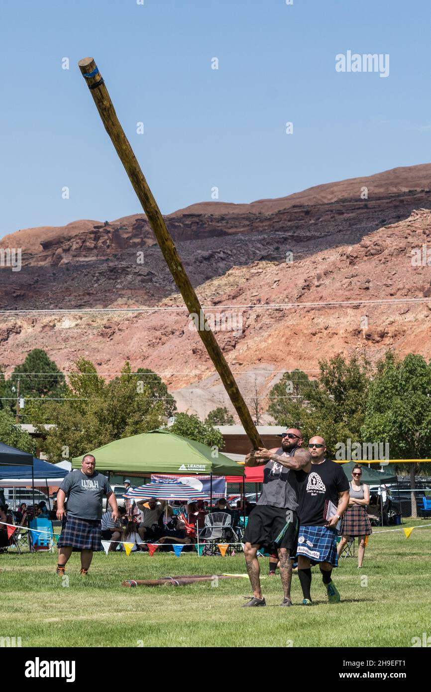 Tossing the caber woman hi-res stock photography and images - Alamy
