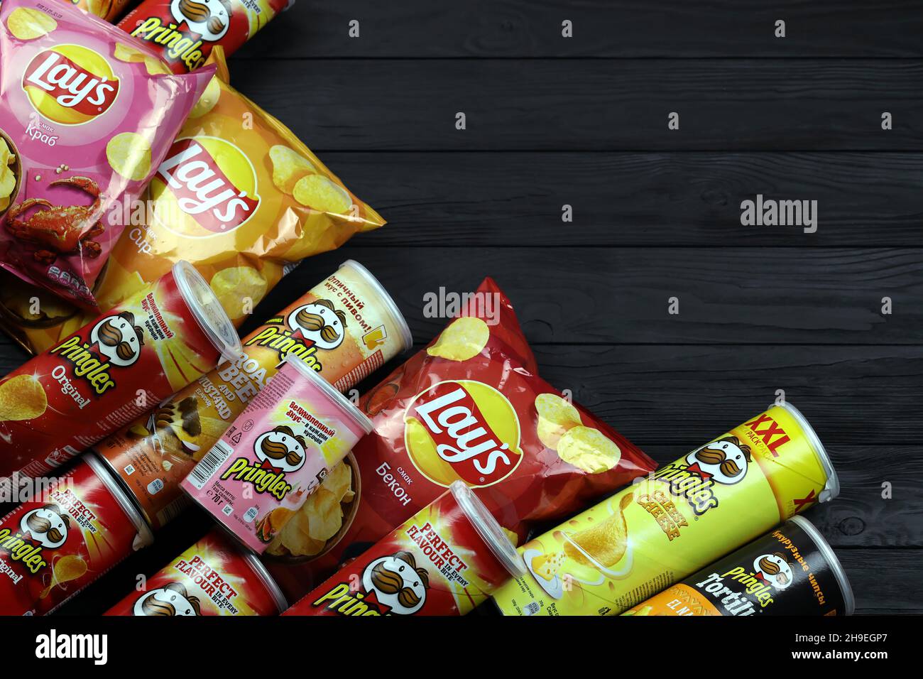 KHARKOV, UKRAINE - JANUARY 3, 2021: Various flavoured of lay's and pringles potato chips in classic packages design. Worldwide famous brands of potato Stock Photo