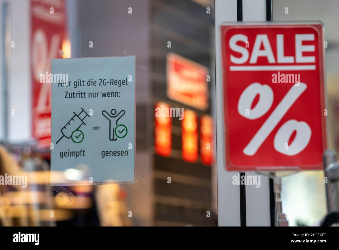 Shop in the city, Königsstrasse, during the fourth Corona wave, 2G regulation, signs, in Duisburg, NRW, Germany, Stock Photo