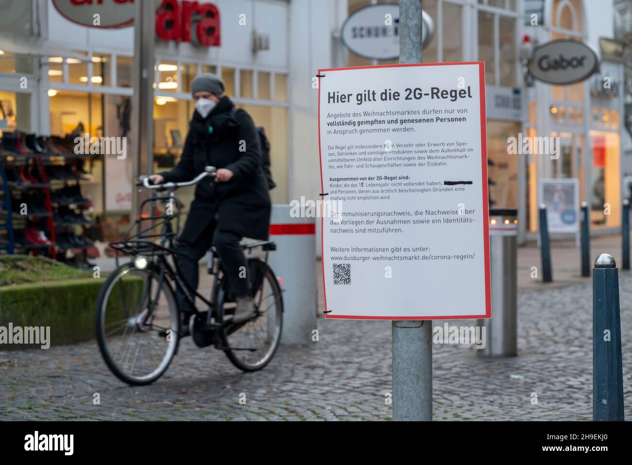 Christmas market in the city, Königsstrasse, during the fourth Corona wave, 2G regulation, signs, in Duisburg, NRW, Germany, Stock Photo