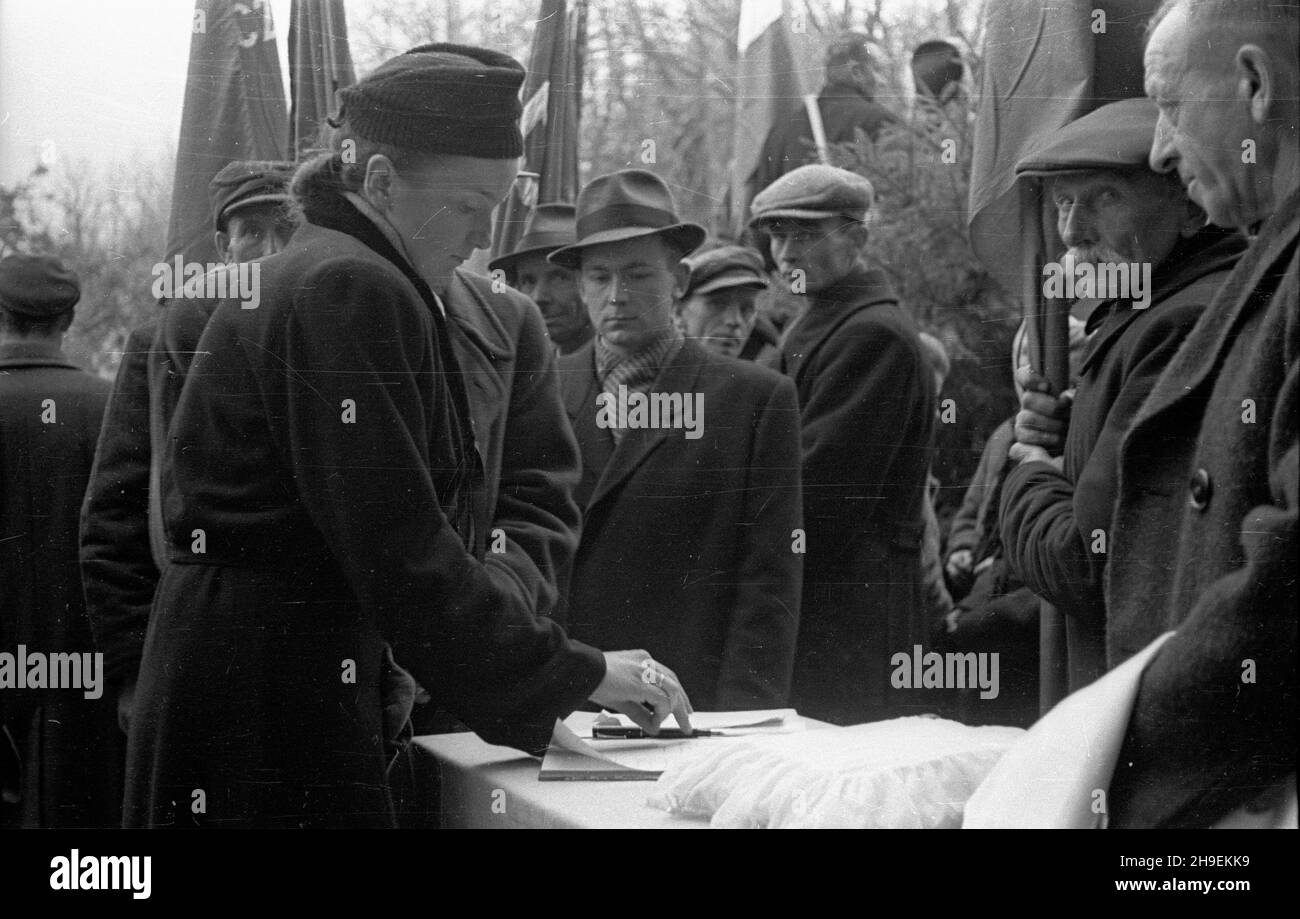 I³¿a, 1947-11-02. Uroczystoœæ nadania szpitalowi imienia Heleny Wolf (doktor Anki), lekarki i ¿o³nierza Armii Ludowej poleg³ej w walce z Niemcami. Nz. uczestnicy uroczystoœci wpisuj¹ siê do ksiêgi pami¹tkowej. ps/gr  PAP      Ilza, Sept. 2, 1947. The ceremony of naming a local hospital after Helena Wolf (doctor Anka), the People's Army physician and soldier who fell while fighting the Germans. Pictured: participants in the ceremony sign the commemorative book.   ps/gr  PAP Stock Photo