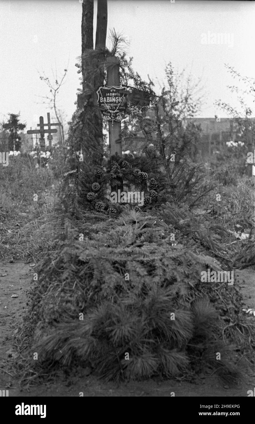 Kraków, 1947-11-02. Grób Jadwigi Babiñskiej na cmentarzu Rakowickim. ps/gr  PAP      Cracow, Nov. 2, 1947. The grave of Jadwiga Babinska at the Rakowicki cemetery.  ps/gr  PAP Stock Photo