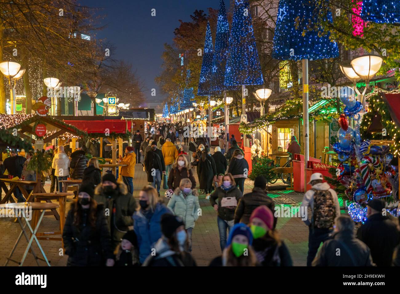 Christmas market in the city, Königstraße, during the fourth Corona Welle, 2G scheme, pedestrian