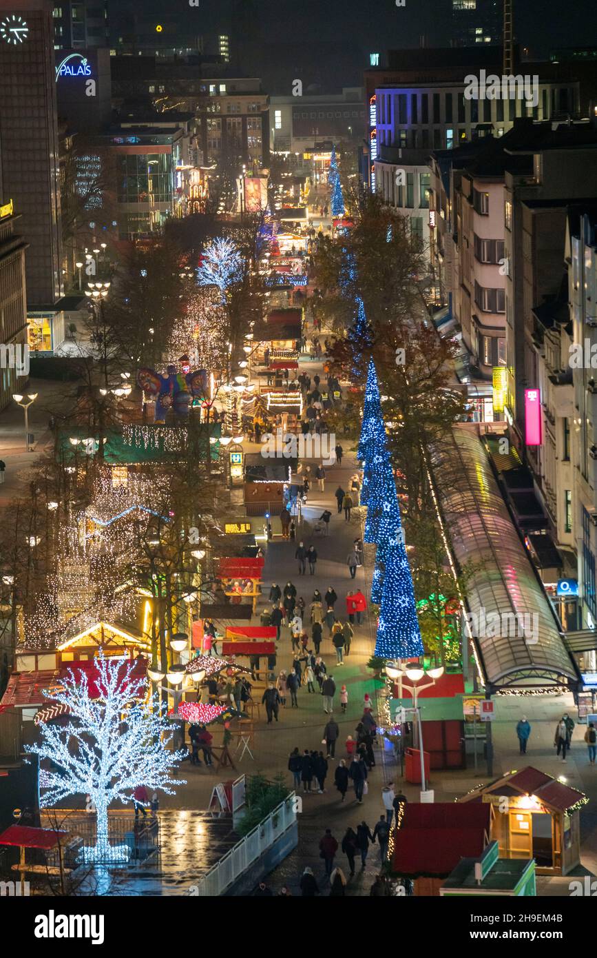 Christmas market in the city, Königstraße, during the fourth Corona Welle, 2G scheme, pedestrian