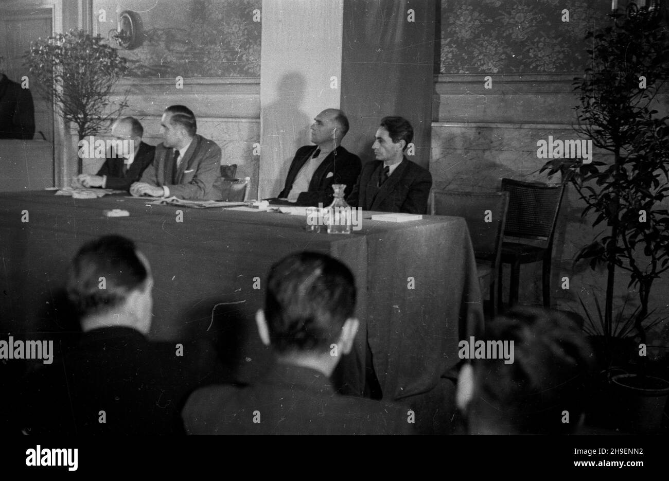 Wroc³aw, 1947-11-17. Otwarcie III Zjazdu Zwi¹zku Zawodowego Literatów Polskich, który obradowa³ w dniach 17-20 listopada. Nz. w prezydium m.in. poeta Mieczys³aw Jastrun (1P), prezes ZLP, poeta i pisarz Jaros³aw Iwaszkiewicz (2P), historyk literatury Kazimierz Wyka (3P). bk/mgs  PAP      Wroclaw, Nov. 17, 1947. The opening of the 3rd Congress of the Trade Union of Polish Writers (ZLP) which was held on Nov. 17-20. Pictured: in the steering committee poet Mieczyslaw Jastrun (1st right), ZLP chairman, poet and writer Jaroslaw Iwaszkiewicz (2nd right), historian of literature Kazimierz Wyka (3rd r Stock Photo
