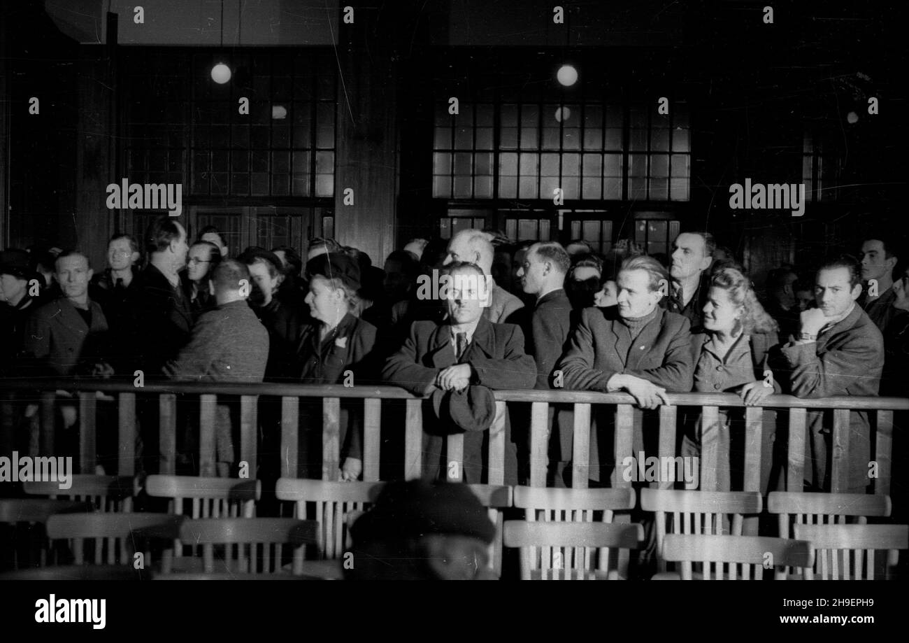 Kraków, 1947-11-24. Posiedzenie Najwy¿szego Trybuna³u Narodowego w sali Muzeum Narodowego. Pierwszy dzieñ rozprawy przeciwko 40 zbrodniarzom hitlerowskim z SS, cz³onkom za³ogi niemieckiego obozu zag³ady w Auschwitz-Birkenau (Oœwiêcim- Brzezinka).  bk/mgs  PAP      Cracow, Nov. 24, 1947. The session of the Highgest National Tribunal at a National Museum Hall. The 1st day of the trial against 40 Nazi criminals from the SS, staffers of the Nazi death camp in Auschwitz-Birkenau (Oswiecim- Brzezinka).   bk/mgs  PAP Stock Photo