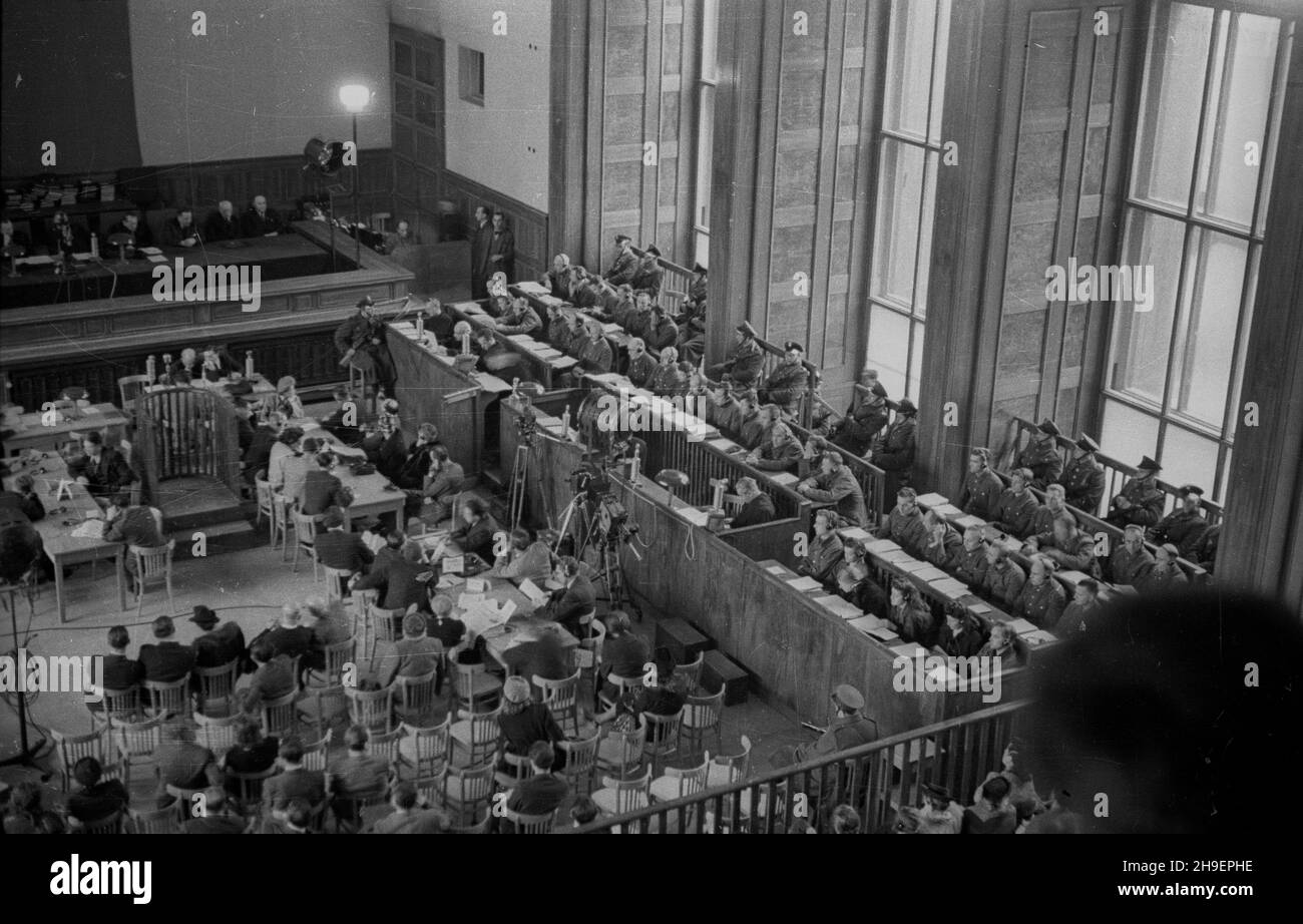 Kraków, 1947-11-24. Posiedzenie Najwy¿szego Trybuna³u Narodowego w sali Muzeum Narodowego. Pierwszy dzieñ rozprawy przeciwko 40 zbrodniarzom hitlerowskim z SS, cz³onkom za³ogi niemieckiego obozu zag³ady w Auschwitz-Birkenau (Oœwiêcim- Brzezinka).  bk/mgs/mb  PAP      Cracow, Nov. 24, 1947. The session of the Highgest National Tribunal at a National Museum Hall. The 1st day of the trial against 40 Nazi criminals from the SS, staffers of the Nazi death camp in Auschwitz-Birkenau (Oswiecim- Brzezinka).   bk/mgs/mb  PAP Stock Photo
