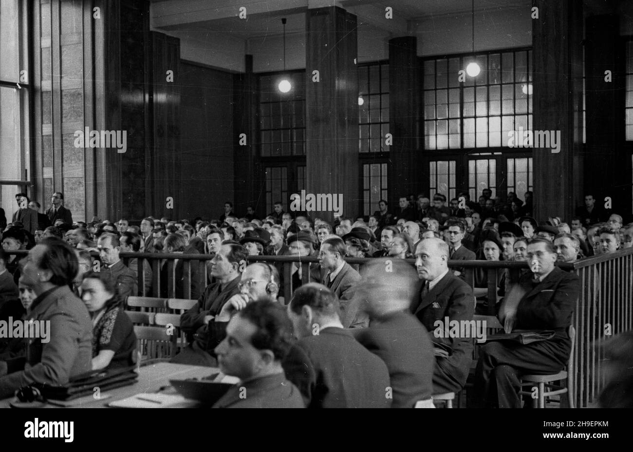 Kraków, 1947-11-24. Posiedzenie Najwy¿szego Trybuna³u Narodowego w sali Muzeum Narodowego. Pierwszy dzieñ rozprawy przeciwko 40 zbrodniarzom hitlerowskim z SS, cz³onkom za³ogi niemieckiego obozu zag³ady w Auschwitz-Birkenau (Oœwiêcim- Brzezinka).  bk/mgs  PAP      Cracow, Nov. 24, 1947. The session of the Highgest National Tribunal at a National Museum Hall. The 1st day of the trial against 40 Nazi criminals from the SS, staffers of the Nazi death camp in Auschwitz-Birkenau (Oswiecim- Brzezinka).   bk/mgs  PAP Stock Photo