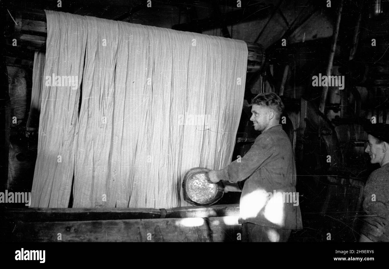 Bielsko-Bia³a, 1947-12. Zak³ady Przemys³u We³nianego Krepol w dzielnicy Mikuszowice Krakowskie, utworzone w 1945 r. po upañstwowieniu przedwojennej fabryki sukna Plutzar-Brull, jednego z najwiêkszych przedsiêbiorstw w³ókienniczych w regionie. Nz. robotnik obs³uguj¹cy kalander (in. g³adziarkê) do wyg³adzania tkaniny. po/mgs  PAP    Dok³adny dzieñ wydarzenia nieustalony.      Bielsko-Biala, Dec. 12. The Krepol Wool Industry Plant in the Mikuszowice Krakowskie district, established in 1945 after the pre-war cloth factory Plutzar-Brull, one of the biggest textile industry enterprises in the region Stock Photo