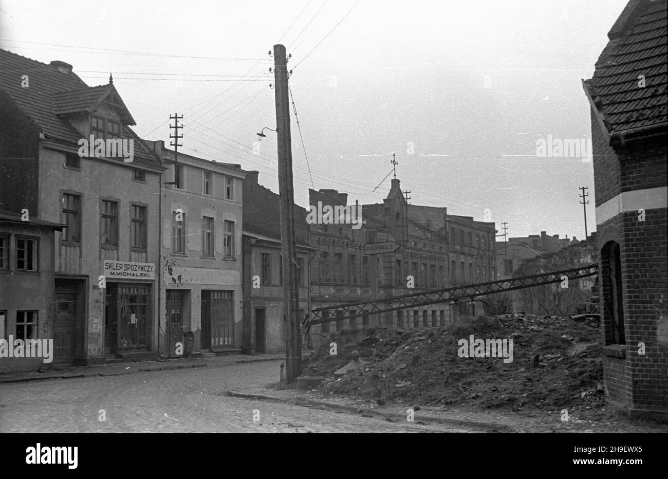 Sianów, 1947-12. W wyniku dzia³añ wojennych w 1945 r. miasto zosta³o zniszczone w ok. 15%. Po wojnie przesz³o w rêce polskie i zosta³o zasiedlone przez mieszkañców Pomorza, Kujaw i Wileñszczyzny. Nz. centrum miasta. po/mgs  PAP    Dok³adny dzieñ wydarzenia nieustalony.      Sianow, Dec. 1947. During the war in 1945 the town was some 15 percent destroyed. After the war it was taken over by Poland and residents of Pomerania, Kujawy and Vilnius region settled there. Pictured: the town centre.  po/mgs  PAP Stock Photo