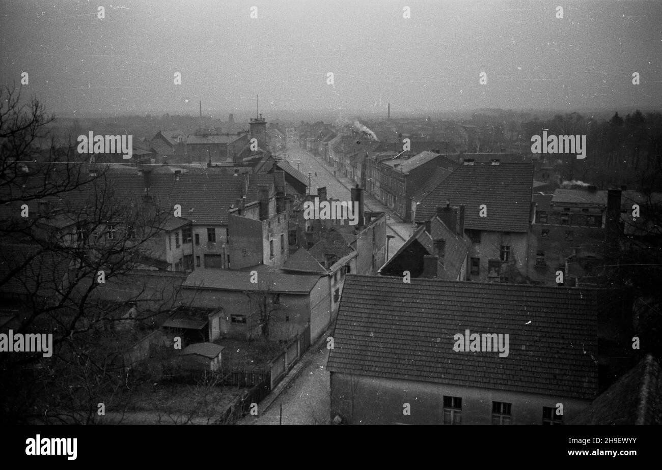 Sianów, 1947-12. W wyniku dzia³añ wojennych w 1945 r. miasto zosta³o zniszczone w ok. 15%. Po wojnie przesz³o w rêce polskie i zosta³o zasiedlone przez mieszkañców Pomorza, Kujaw i Wileñszczyzny. Nz. centrum miasta. po/mgs  PAP    Dok³adny dzieñ wydarzenia nieustalony.      Sianow, Dec. 1947. During the war in 1945 the town was some 15 percent destroyed. After the war it was taken over by Poland and residents of Pomerania, Kujawy and Vilnius region settled there. Pictured: the town centre.  po/mgs  PAP Stock Photo