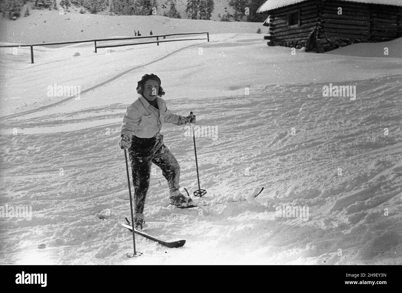 Zakopane, 1947-12. Narciarka w KuŸnicach. bb/gr  PAP    Dok³adny dzieñ wydarzenia nieustalony.      Zakopane, Dec. 1947. A skier in Kuznice.  bb/gr Stock Photo