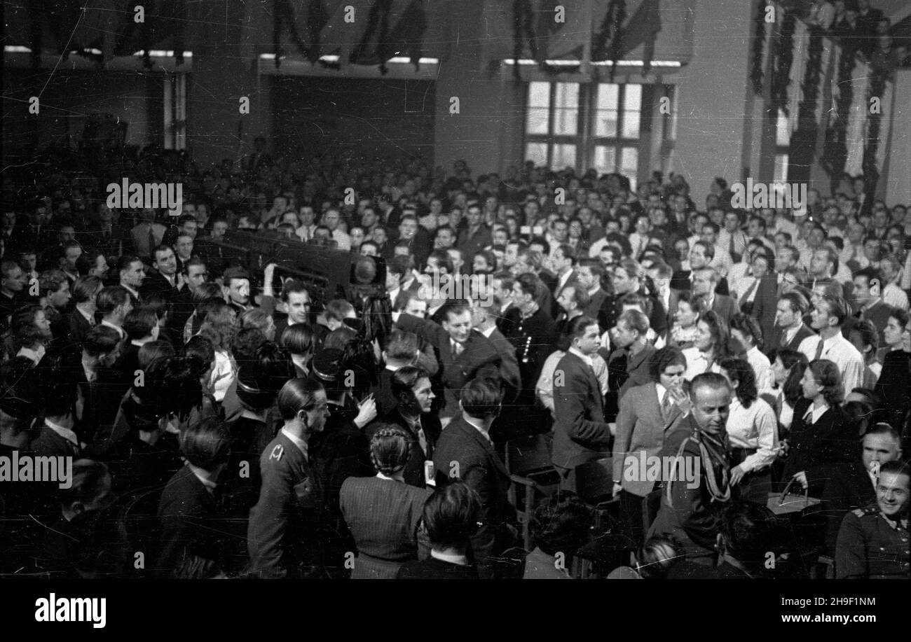 Warszawa, 1947-12-06. I Krajowy Zjazd Zwi¹zku Walki M³odych (ZWM) w sali teatru Roma przy ul. Nowogrodzkiej. Nz. uczestnicy Zjazdu witaj¹ delegacjê m³odych kolejarzy, nios¹cych model parowozu. po/mgs  PAP      Warsaw, Dec. 6, 1947. The 1st National Congress of the Fighting Youth Union (ZMW) in the Roma Theater on Nowogrodzka Street. Pictured: participants in the congress greeting a delegation of young railway workers carrying a model of a locomotive.  po/mgs  PAP Stock Photo