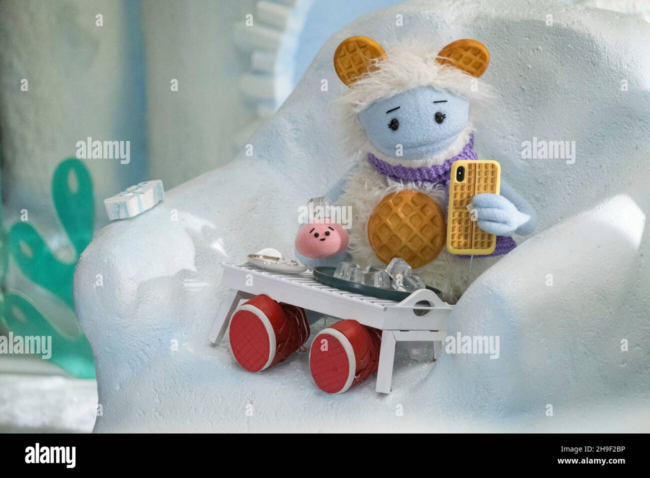 WAFFLES + MOCHI'S HOLIDAY FEAST, (aka WAFFLES AND MOCHI'S HOLIDAY FEAST), from left Mochi