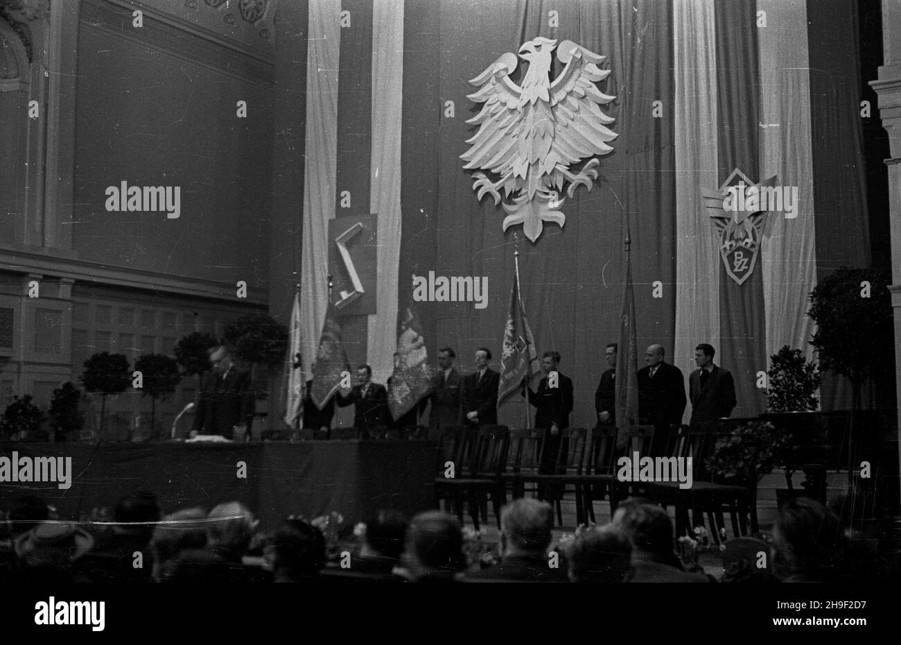Poznañ, 1947-12-07. Pierwszy po wojnie walny zjazd delegatów Polskiego Zwi¹zku Zachodniego obraduj¹cy w auli Uniwersytetu Poznañskiego. Nz. prezydium zjazdu. Przemawia prezes PZZ, wicemarsza³ek Sejmu Wac³aw Barcikowski. po/mgs  PAP      Poznan, Dec. 7, 1947. The first after the war congress of the delegates of Polish Western Union (PZZ) held at Poznan University. Pictured: the seering committee. PZZ leader, deputy Sejm Speaker Waclaw Barcikowski speaking.   po/mgs  PAP Stock Photo