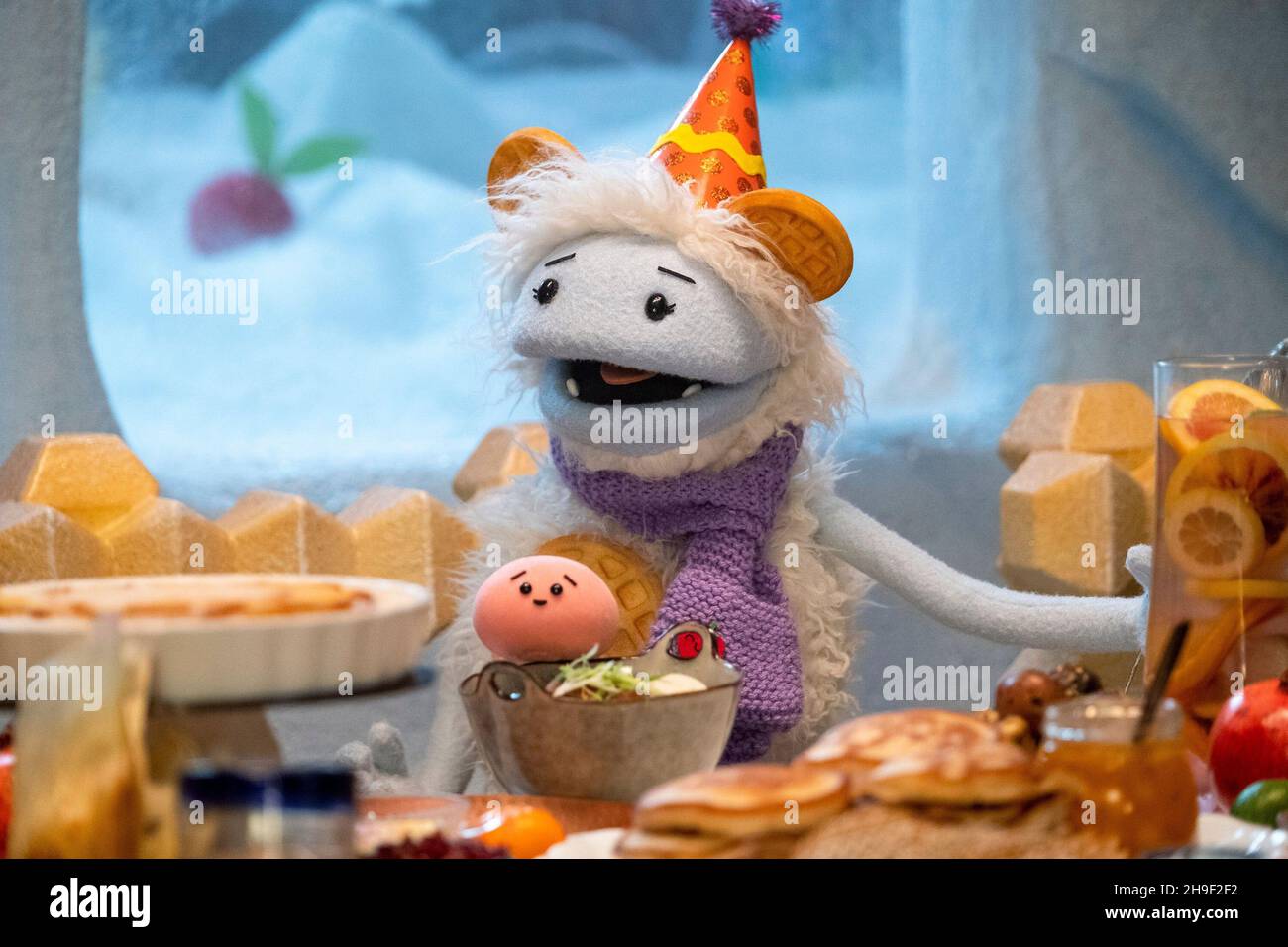 WAFFLES + MOCHI'S HOLIDAY FEAST, (aka WAFFLES AND MOCHI'S HOLIDAY FEAST), from left Mochi