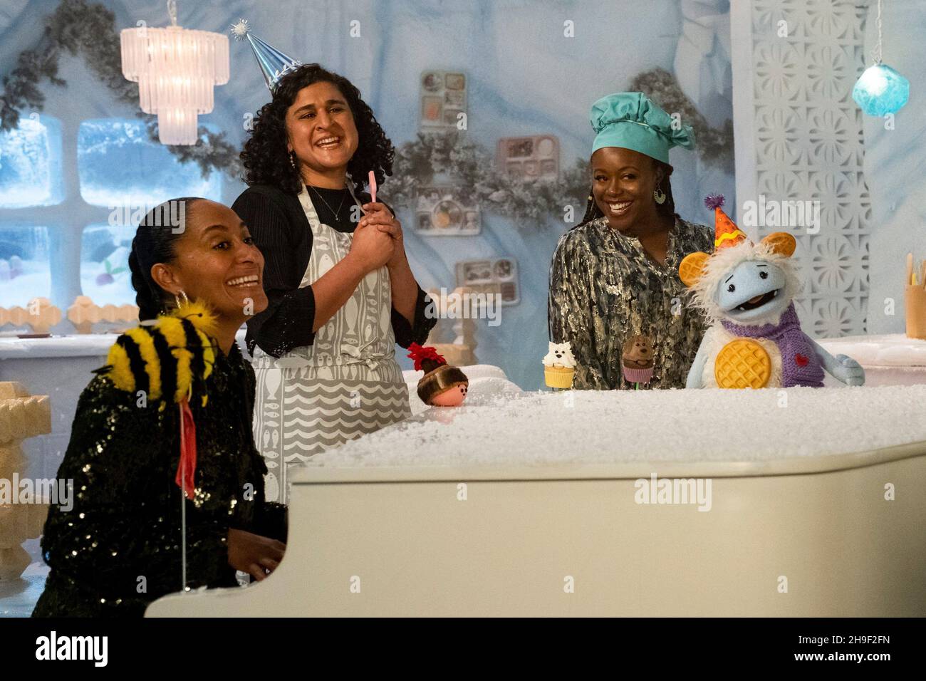 WAFFLES + MOCHI'S HOLIDAY FEAST, (aka WAFFLES AND MOCHI'S HOLIDAY FEAST), from left Tracee