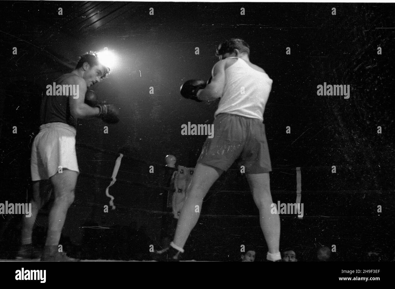 Warszawa, 1947-12-30. Hala Uje¿d¿alni. Spotkanie bokserskie Polska Œrodkowa-Wêgry. Nz. walka w kategorii œredniej: Polak Trzêsowski (P) kontra Wêgier Papp (L), zakoñczona zwyciêstwem Pappa. Turniej zakoñczy³ siê dru¿ynowym zwyciêstwem Wêgrów 10:6.   bk  PAP      Warsaw, Dec. 30, 1947. The Ujezdzalnia Hall. A boxing match Central Poland - Hungary. Pictured: a middleweight category fight: Pole Trzesowski (right) versus Hungary's Papp (left), with Papp winning. Hungary won the tournament as a team 10:6.  bk  PAP Stock Photo