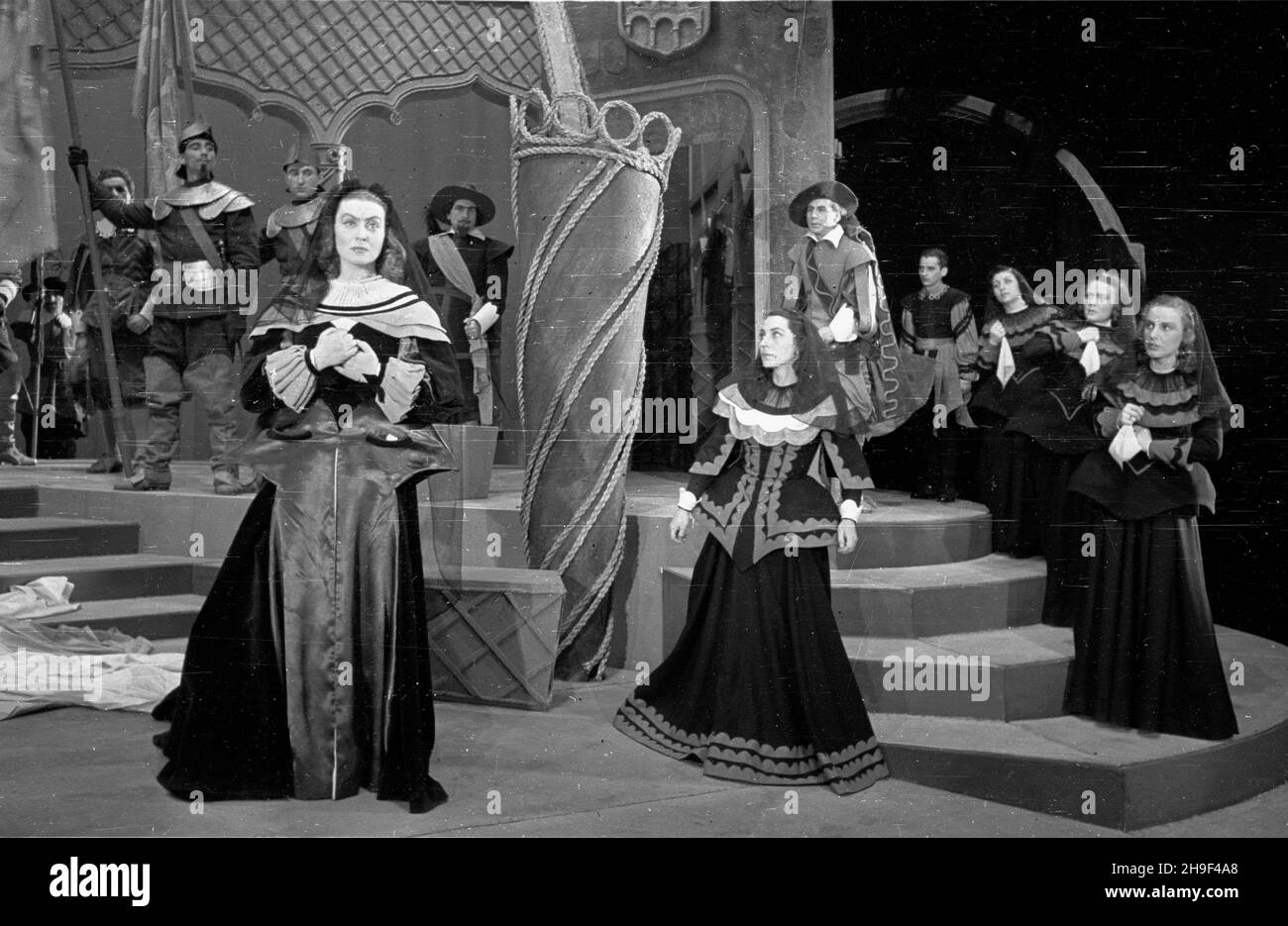 Warszawa, 1948-01. Inscenizacja dramatu pt. Cyd Stanis³awa Wyspiañskiego (wg Pierre'a Corneille'a) na scenie Teatru Polskiego, w re¿yserii Edmunda Wierciñskiego, z muzyk¹ Witolda Lutos³awskiego, ze scenografi¹ Teresy Roszkowskiej. Nz. scena zbiorowa, z lewej Nina Andrycz jako Szimena. bb/mgs  PAP    Dok³adny dzieñ wydarzenia nieustalony.      Warsaw, Nov. 1948. The performance of Stanislaw Wyspianski's drama entitled Cyd (CiD) (according to Pierre Corneille's version) at the Polski Theatre was directed by Edmund Wiercinski. Music written by Witold Lutoslawski and stage design by Teresa Roszkow Stock Photo