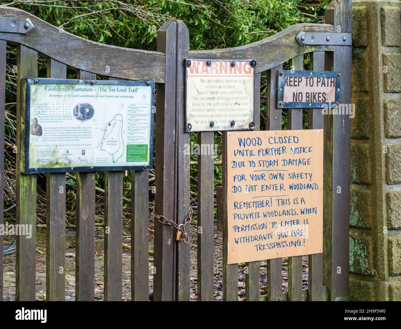 05.12.2021 Langcliffe, Settle, North Yokshire, UK. Signs on a gate saying wood closed, keep to path no bikes. On the high road to Settle Stock Photo