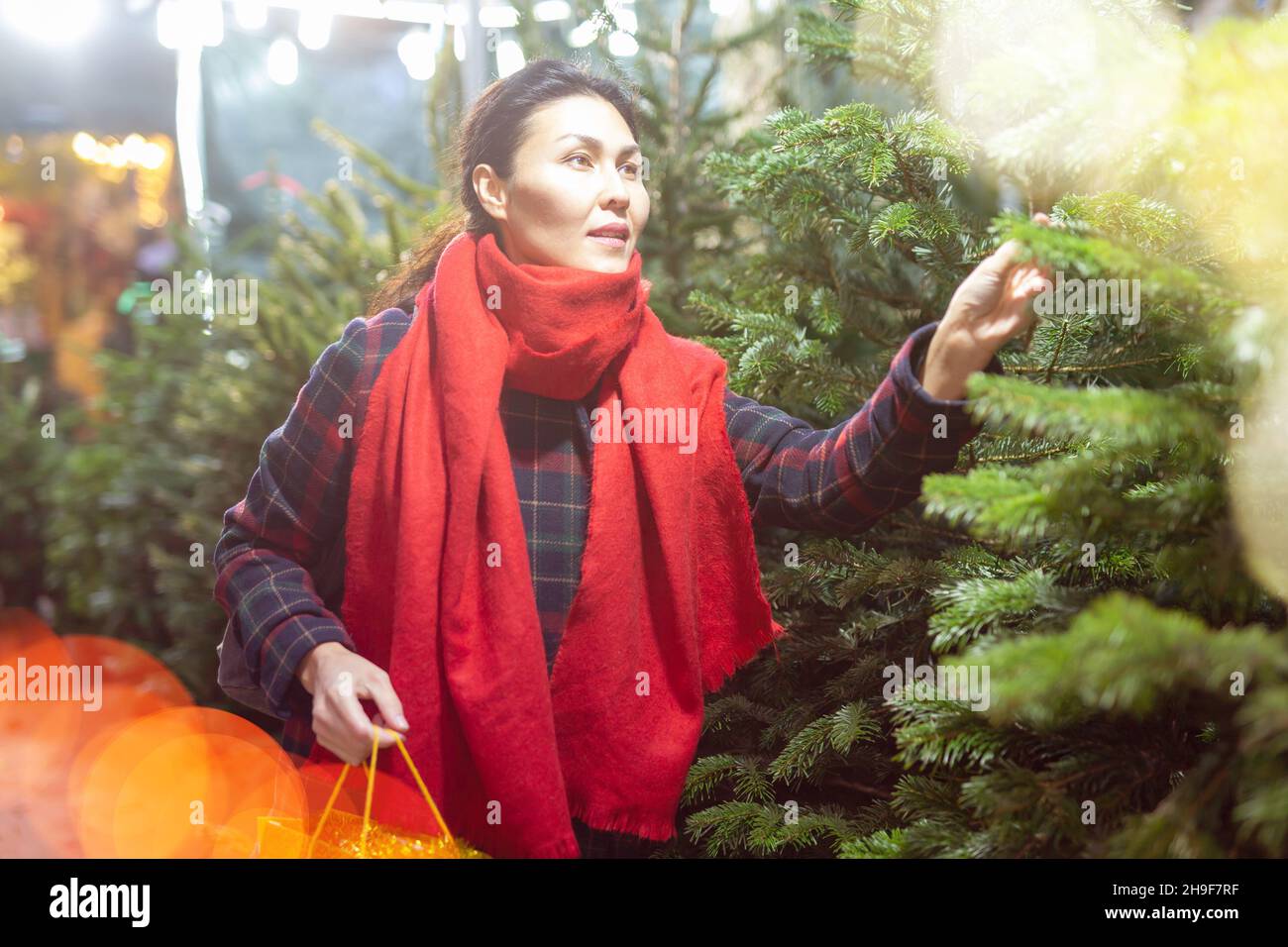 Asian woman christmas fair hi-res stock photography and images - Alamy