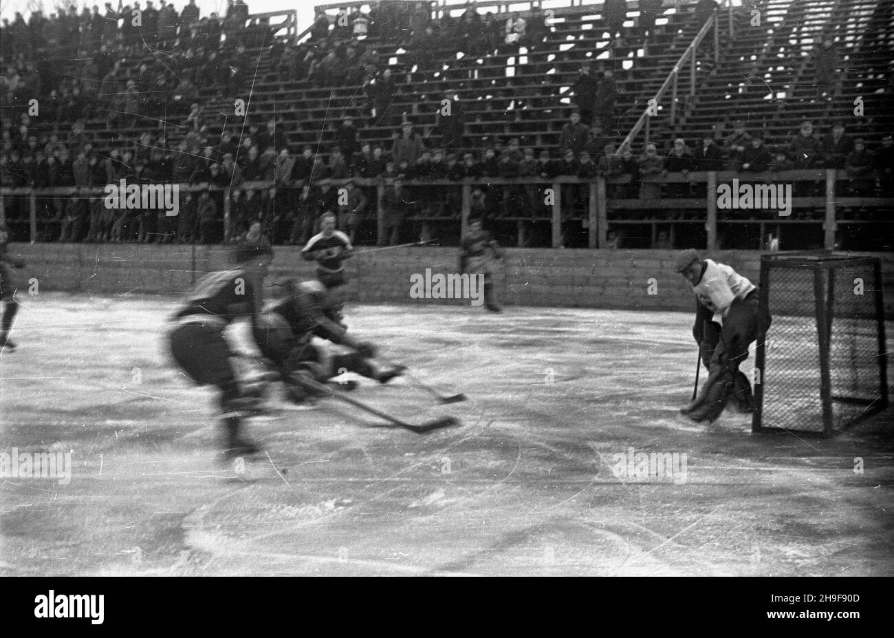 Warszawa, 1948-01. Lodowisko na kortach Wojskowego Klubu Sportowego Legia. W dniach 17-18 stycznia odby³y siê dwa mecze hokejowe miêdzy dru¿ynami: WKS Legia i £KS. Oba mecze wygra³a dru¿yna WKS Legia. Nz. atak na bramkê £KS (£ódzki Klub Sportowy). bk  PAP    Dok³adny dzieñ wydarzenia nieustalony.      Warsaw, Jan. 1948. An ice rink on the courts of the military sports club Legia. Two hockey matches were played on January 17-18 between WKS Legia and LKS. Both were won by WKS Legia. Pictured: an attack on the LKS's (Lodzki Sports Club) goal.  bk  PAP Stock Photo