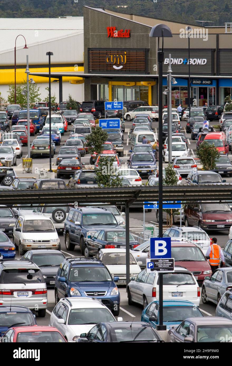Shopping shopper shoppers center mall parking lot car park hires stock