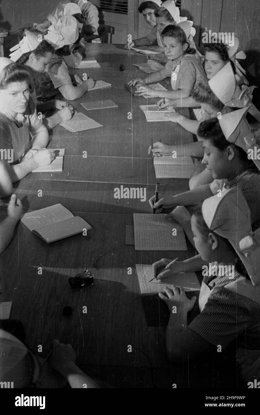 Polska, 1948. Szko³a pielêgniarska. Dok³adny miesi¹c i dzieñ wydarzenia nieustalone.  bk  PAP      Poland, 1948. A nursing school.  bk  PAP Stock Photo