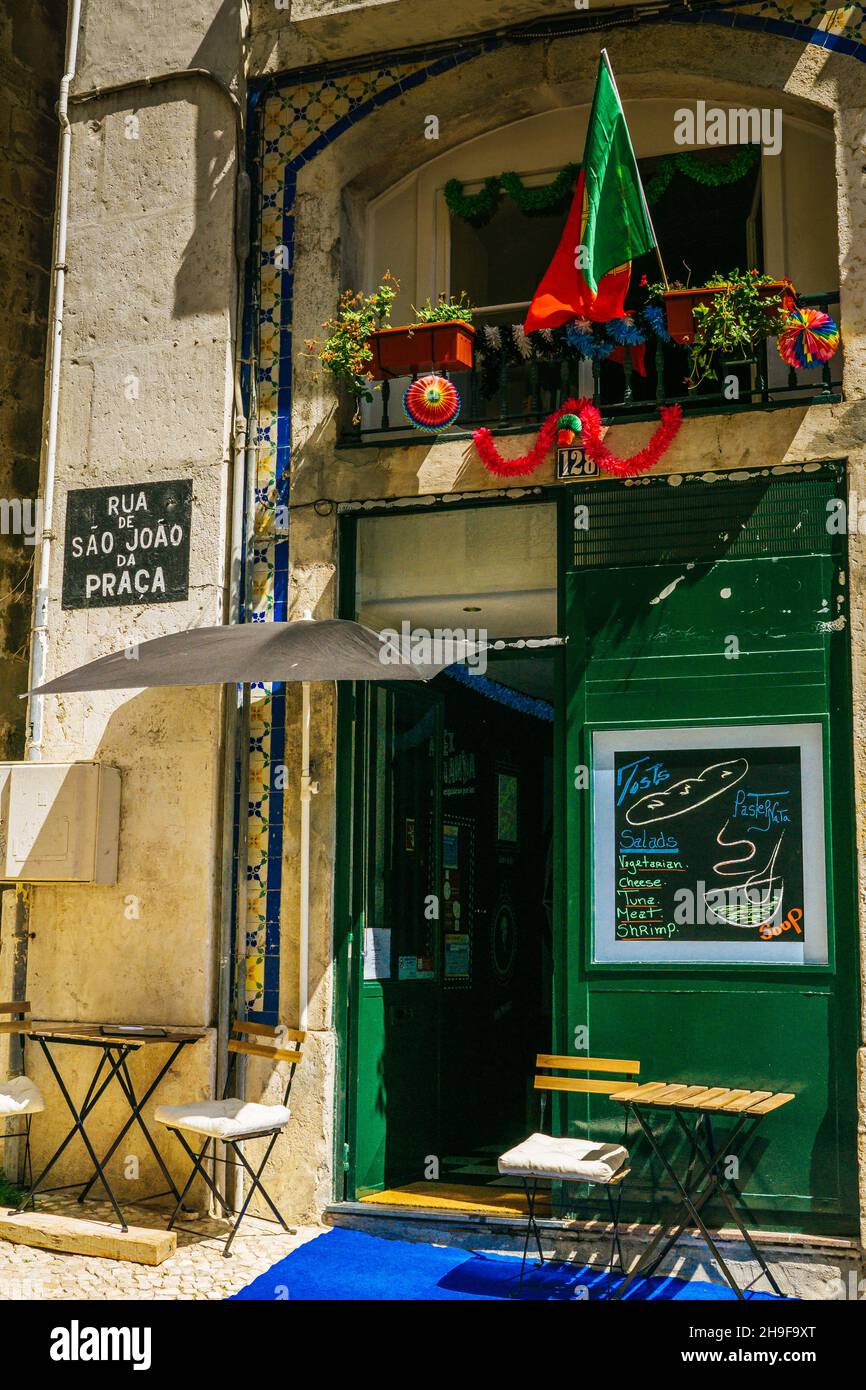 LISSABON, PORTUGAL - Jun 25, 2014: Typisches Ladengeschaeft in einer Nebenstrasse in Lissabon. Portugal Stock Photo