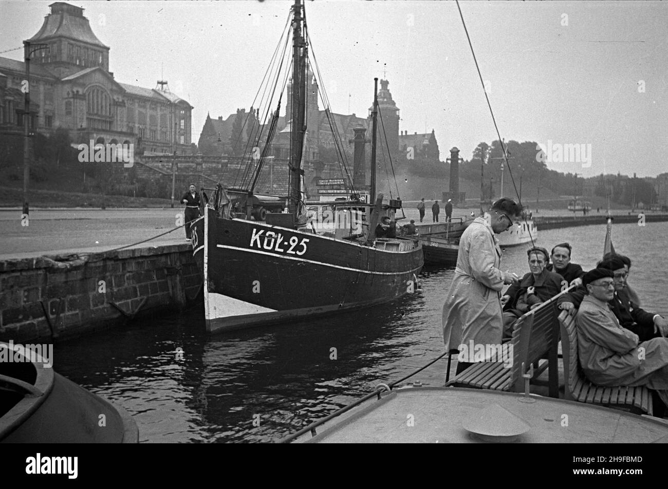 Szczecin, 1948. Turyœci wyruszaj¹ z przystani tramwajów wodnych przy bulwarze Chrobrego. W tle gmach Muzeum Morskiego (L) oraz siedziba dawnej rejencji szczeciñskiej (P), od lipca 1945 roku siedziba Urzêdu Wojewódzkiego. msa  PAP    Dok³adny miesi¹c i dzieñ wydarzenia nieustalone.      Szczecin, 1948. Tourists setting off from a river passenger boat port on Chrobrego boulevard. In the background the Sea Museum building (left) and seat of former Szczecin  administrative district (right), from July 1945 seat of Provincial Office.  msa  PAP Stock Photo
