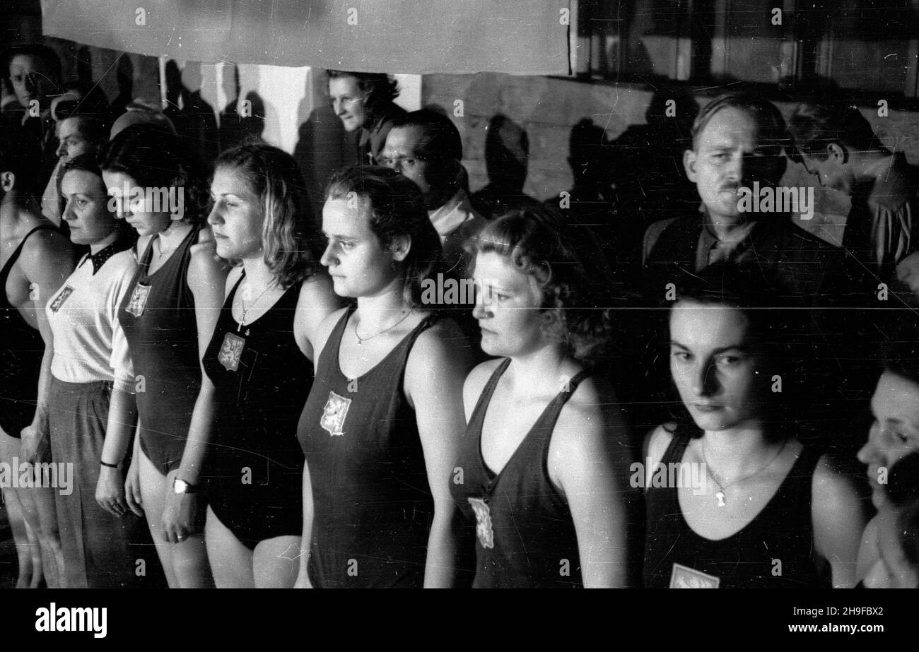 Warszawa, 1948-01-08. Basen YMCA. Pierwsze po wojnie miêdzypañstwowe zawody p³ywackie miêdzy Polsk¹ Œrodkow¹ i Czechos³owacj¹. Nz. zawodniczki czechos³owackie. Zawody zakoñczy³y siê zwyciêstwem goœci 74,5:33,5. bk  PAP      Warsaw, Jan. 8, 1948. The YMCA swimming pool. The first after the war international swimming championship between Central Poland and Czechoslovakia. Pictured: Czechoslovakia's swimmers. Czechoslovakia won the championship 74.5:33.5.  bk  PAP Stock Photo
