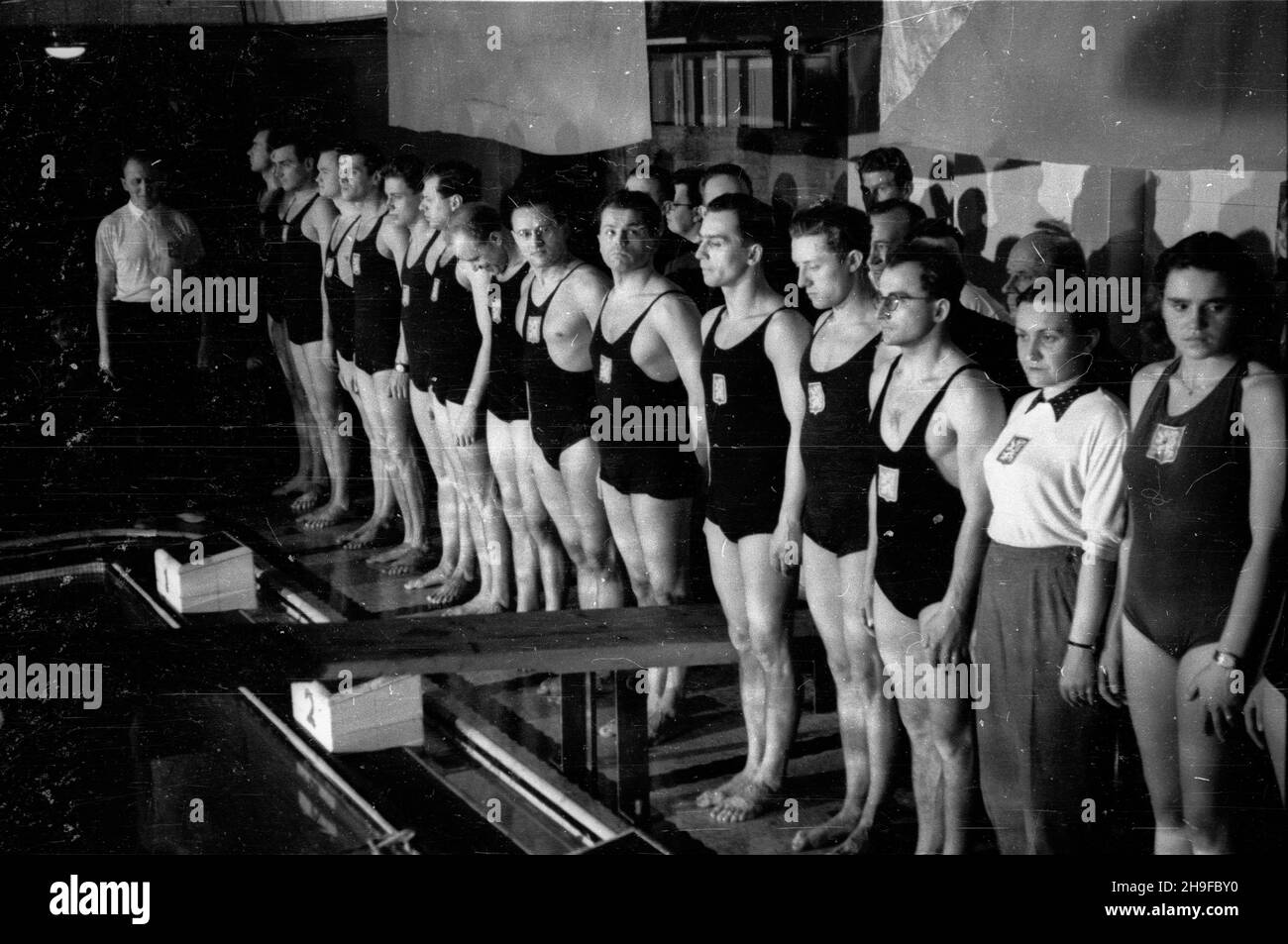 Warszawa, 1948-01-08. Basen YMCA. Pierwsze po wojnie miêdzypañstwowe zawody p³ywackie miêdzy Polsk¹ Œrodkow¹ i Czechos³owacj¹. Nz. p³ywacy czechos³owaccy. Zawody zakoñczy³y siê zwyciêstwem goœci 74,5:33,5. bk  PAP      Warsaw, Jan. 8, 1948. The YMCA swimming pool. The first after the war international swimming championship between Central Poland and Czechoslovakia. Pictured: Czechoslovakia's swimmers. Czechoslovakia won the championship 74.5:33.5.  bk  PAP Stock Photo